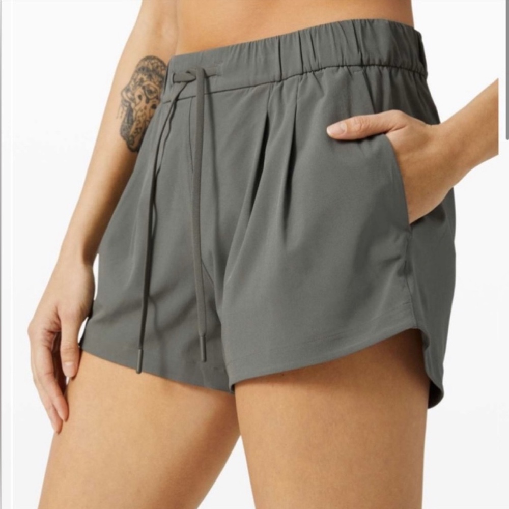 Lululemon Stroll at sundown shorts 3”